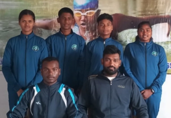फ्लोटिंग विंग्स खेलगांव पूरई के 4 तैराक राष्ट्रीय प्रतियोगिता में शामिल होने दिल्ली रवाना