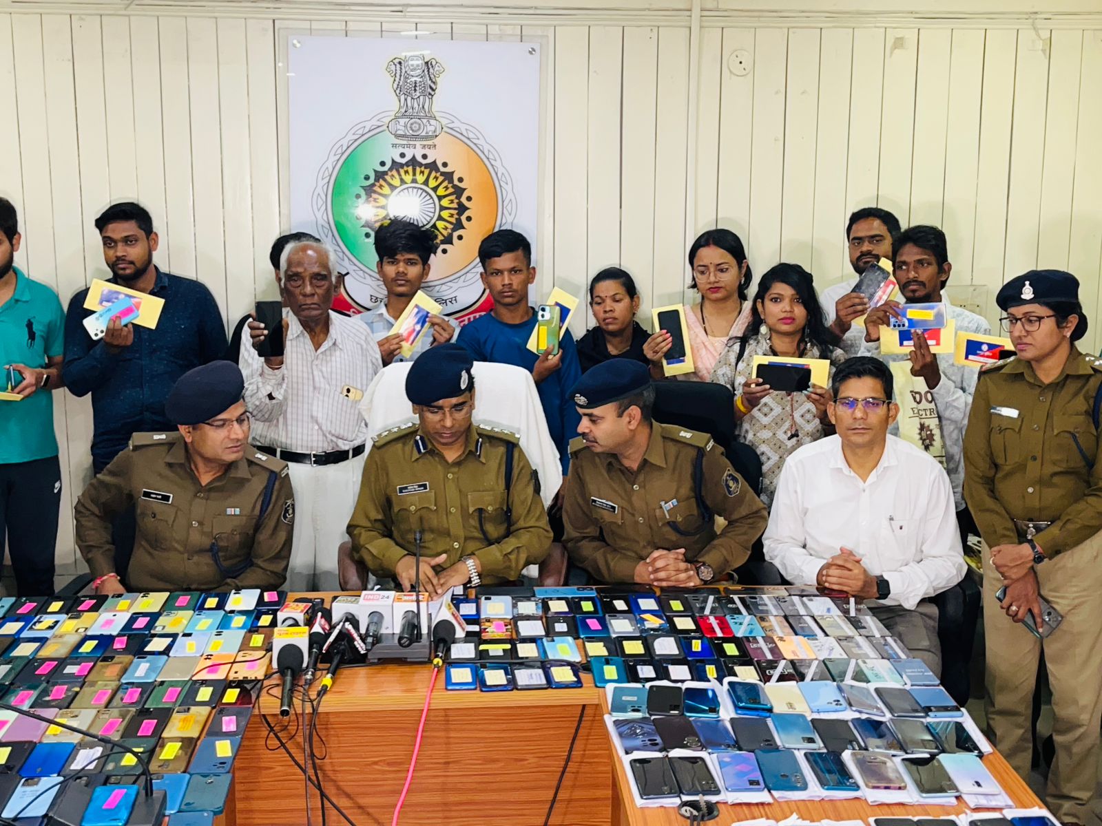 रायपुर पुलिस ने 1.25 करोड़ रूपये कीमत के गुम/चोरी हुए कुल 601 नग मोबाईल फोन को ढूंढ कर मोबाईल स्वामियों को किया वापस