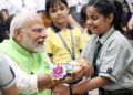 पीएम मोदी ने 7, लोक कल्याण मार्ग स्थित अपने आवास पर स्कूली बच्चों के साथ मनाया रक्षा बंधन का त्योहार