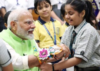 पीएम मोदी ने 7, लोक कल्याण मार्ग स्थित अपने आवास पर स्कूली बच्चों के साथ मनाया रक्षा बंधन का त्योहार