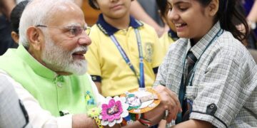 पीएम मोदी ने 7, लोक कल्याण मार्ग स्थित अपने आवास पर स्कूली बच्चों के साथ मनाया रक्षा बंधन का त्योहार