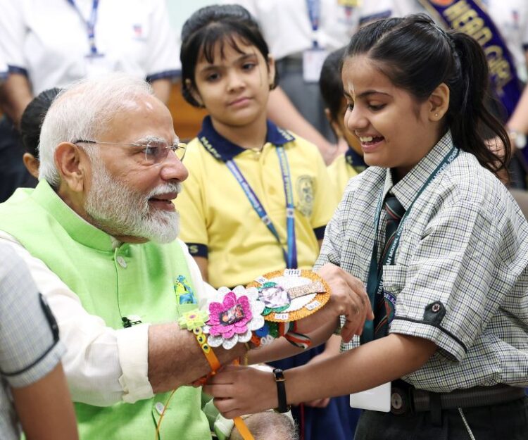 पीएम मोदी ने 7, लोक कल्याण मार्ग स्थित अपने आवास पर स्कूली बच्चों के साथ मनाया रक्षा बंधन का त्योहार