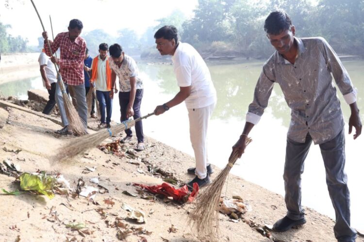 वन मंत्री केदार कश्यप ने लोगों के साथ किया श्रमदान, मारकंडी नदी घाट और प्राकृतिक जल कुंड की सफाई