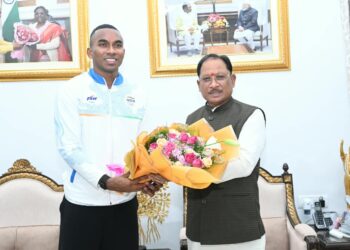 मुख्यमंत्री विष्णु देव साय से एशियन गेम्स के कांस्य पदक विजेता एथलीट अनिमेष कुजूर ने की सौजन्य मुलाकात