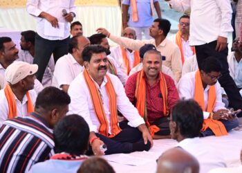 ग्रामीणों के बीच जमीन पर बैठकर उप मुख्यमंत्री ने किया आत्मीय संवाद, 74.80 लाख रुपए के विकास कार्यों की दी सौगात