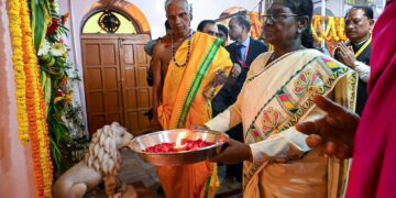 राष्ट्रपति द्रौपदी मुर्मु ने माँ दंतेश्वरी की पूजा-अर्चना कर देशवासियों की सुख-समृद्धि और खुशहाली की कामना की