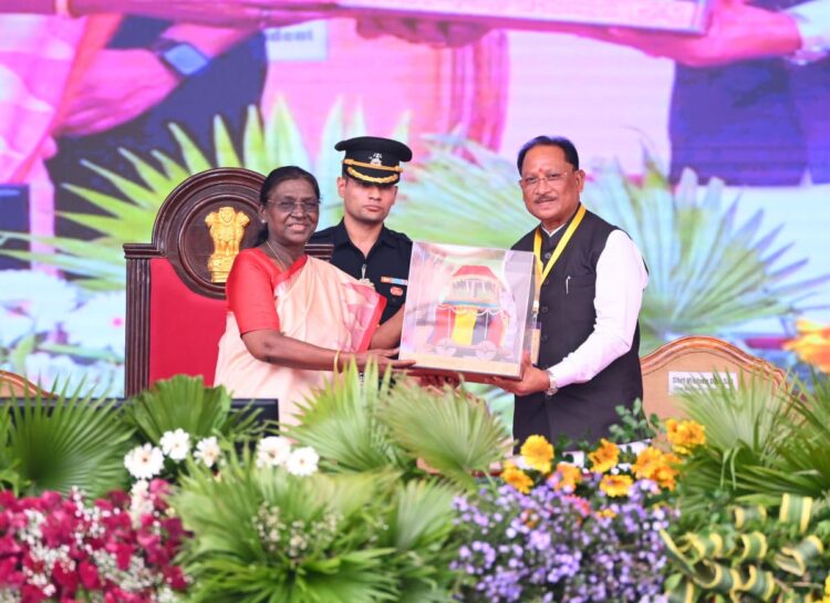 राष्ट्रपति द्रौपदी मुर्मु ने बस्तर दशहरा की अनूठी परंपराओं और जनजातीय संस्कृति की सराहना की