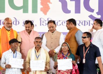 विभिन्न विभागों की जनकल्याणकारी योजनाओं के अंतर्गत कुल 111 हितग्राहियों को सामग्री, चेक, प्रमाणपत्र एवं अधिकार अभिलेखों का हुआ वितरण