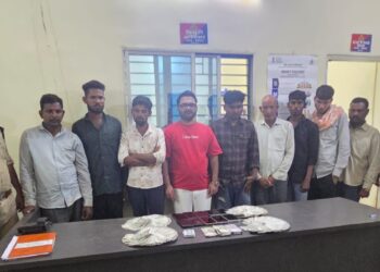 एनीकेट के पास जुआ खेलते 9 जुआड़ी चढ़े पुलिस के हत्थे, नगद 2.49 लाख रुपए बरामद