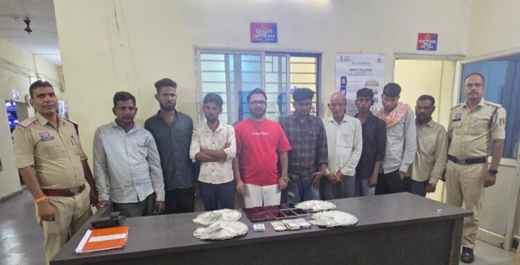 एनीकेट के पास जुआ खेलते 9 जुआड़ी चढ़े पुलिस के हत्थे, नगद 2.49 लाख रुपए बरामद