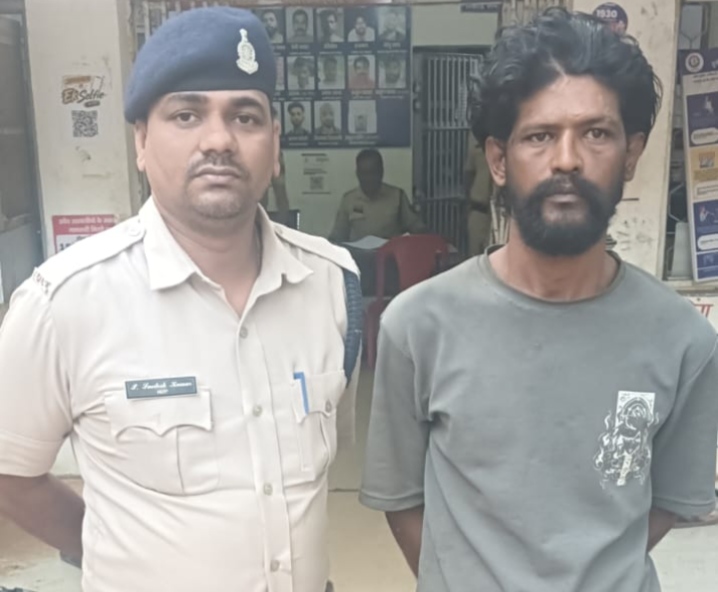 प्रेम प्रसंग के विवाद में युवती के मंगेतर पर मिर्च पाउडर डालकर जानलेवा हमला करने वाला आरोपी गिरफ्तार