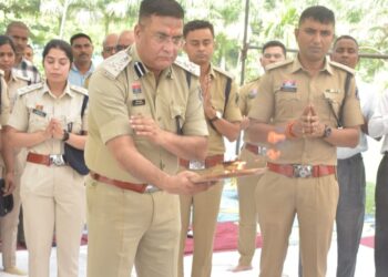 एसएसपी विजय अग्रवाल ने विजयदशमी पर्व पर परंपरानुसार शस्त्र पूजा, वाहन पूजन एवं हवन किया