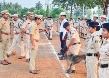 एसपी त्रिलोक बंसल ने ली रक्षित केन्द्र बेमेतरा में पुलिस जवानों का जनरल परेड