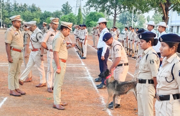 एसपी त्रिलोक बंसल ने ली रक्षित केन्द्र बेमेतरा में पुलिस जवानों का जनरल परेड