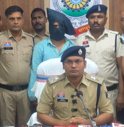 शिक्षिका और उसके बेटे की हत्या का खुलासा, पैसे की लालच में सहेली का पति ने दिया घटना को अंजाम