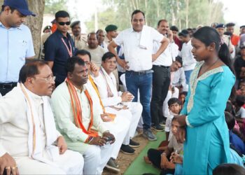 चौपाल में मुख्यमंत्री विष्णु देव साय ने सुनी ग्रामीणों की समस्याएं: तेंदू, सतालू, चार और लीची का लिया स्वाद
