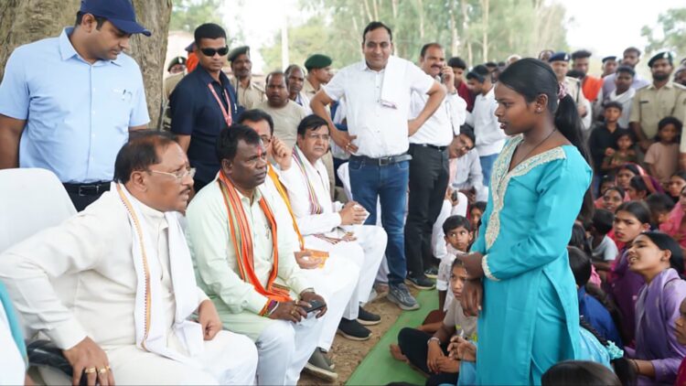 चौपाल में मुख्यमंत्री विष्णु देव साय ने सुनी ग्रामीणों की समस्याएं: तेंदू, सतालू, चार और लीची का लिया स्वाद