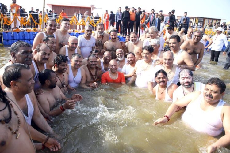 मुख्यमंत्री योगी आदित्यनाथ ने अपने मंत्रियों के साथ संगम में लगाई आस्था की डुबकी
