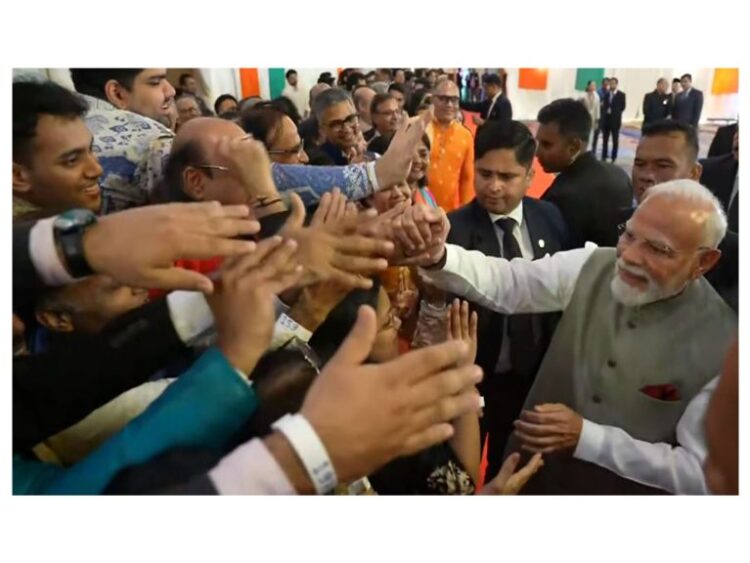 जकार्ता में भारतीय समुदाय ने प्रधानमंत्री नरेंद्र मोदी का भव्य स्वागत किया