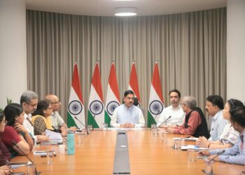 प्रह्लाद जोशी ने केंद्रीय शिक्षा मंत्री का कार्यभार संभाला, शिक्षा मंत्रालय के वरिष्ठ अधिकारियों के साथ की उच्चस्तरीय बैठक