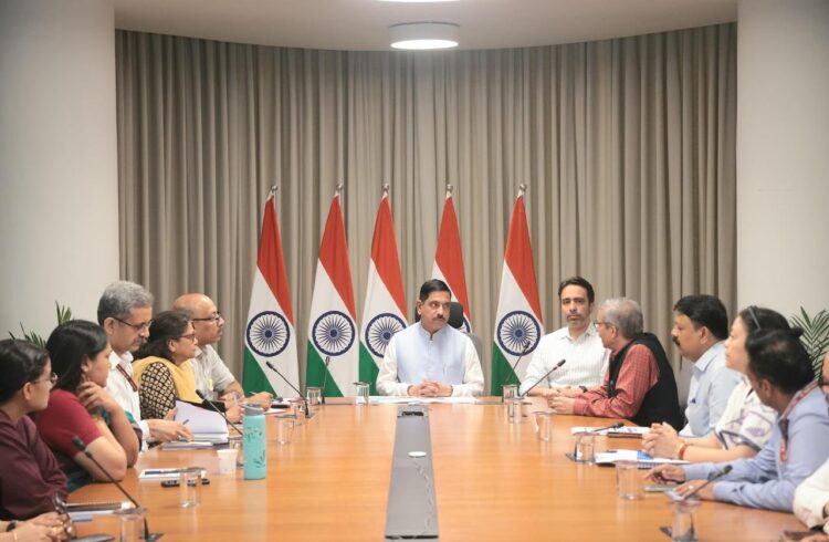 प्रह्लाद जोशी ने केंद्रीय शिक्षा मंत्री का कार्यभार संभाला, शिक्षा मंत्रालय के वरिष्ठ अधिकारियों के साथ की उच्चस्तरीय बैठक