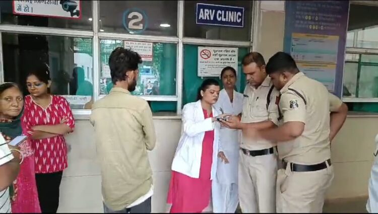 शासकीय अस्पताल सुपेला में युवकों ने की तोड़फोड़: स्टॉफ से किया गाली गलौज, तीन को पुलिस ले गई थाने, दो फरार