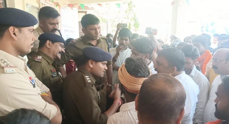 दुर्व्यवहार का आरोप लगाकर बजरंगियों ने थाना में किया हंगामा, सीएसपी ने कहा- अनावश्यक रूप से काउंटर केस के लिए दबाव डाल रहे थे