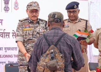 73 लाख के ईनामी 15 नक्सलियों ने 14 हथियार के साथ किया आत्मसमर्पण, रायपुर पुलिस रेंज और संबलपुर रेंज हुआ नक्सल मुक्त