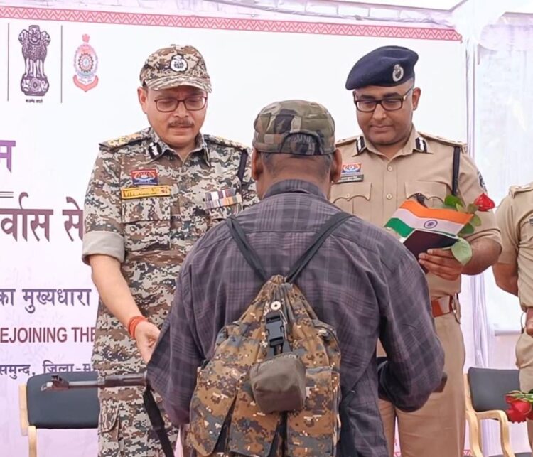 73 लाख के ईनामी 15 नक्सलियों ने 14 हथियार के साथ किया आत्मसमर्पण, रायपुर पुलिस रेंज और संबलपुर रेंज हुआ नक्सल मुक्त