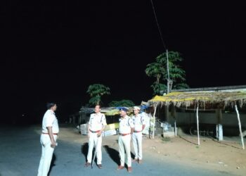 आधी रात CG-MP अंतर्राज्जीय बार्डर पहुंचे SSP प्रशांत ठाकुर, जवानों को कड़ी चौकसी बरतने दिए निर्देश