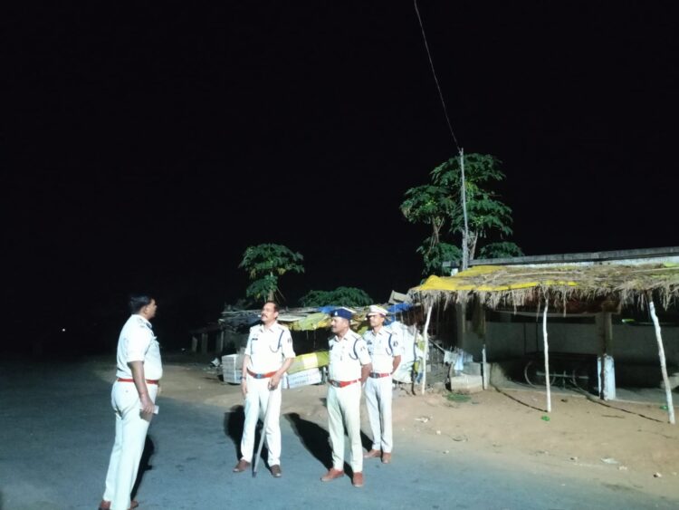 आधी रात CG-MP अंतर्राज्जीय बार्डर पहुंचे SSP प्रशांत ठाकुर, जवानों को कड़ी चौकसी बरतने दिए निर्देश