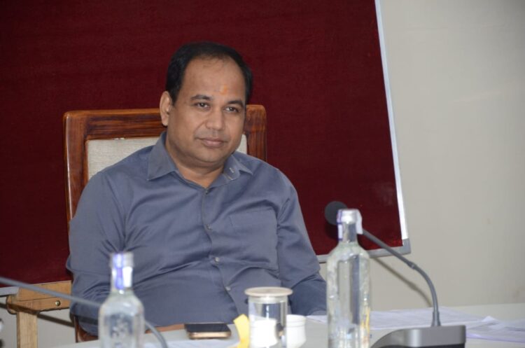 सुशासन शिविर की तैयारी निर्धारित अवधि में पूरी करें: कलेक्टर डॉ.गौरव सिंह