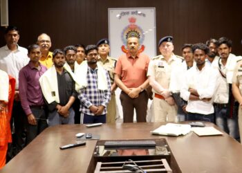 SP धर्मेंद्र सिंह ने नक्सल प्रभावित क्षेत्रों में शिक्षा की अलख जगाने वाले शिक्षकों का किया सम्मान