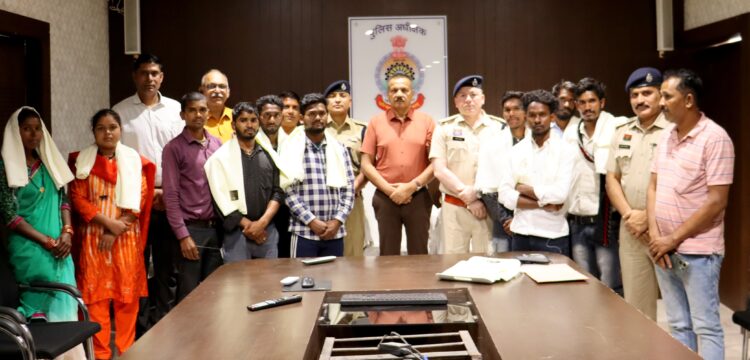 SP धर्मेंद्र सिंह ने नक्सल प्रभावित क्षेत्रों में शिक्षा की अलख जगाने वाले शिक्षकों का किया सम्मान