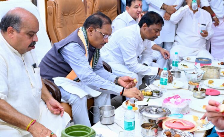 मुख्यमंत्री विष्णुदेव साय ने भाजपा कार्यकर्ताओं को खिलाई भजिया और पताल की चटनी