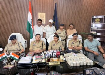 योजना बनाकर कंपनी के 50 लाख रुपए लेकर भागने वाले आरोपी गिरफ्तार, नगद 49.50 लाख रुपए बरामद