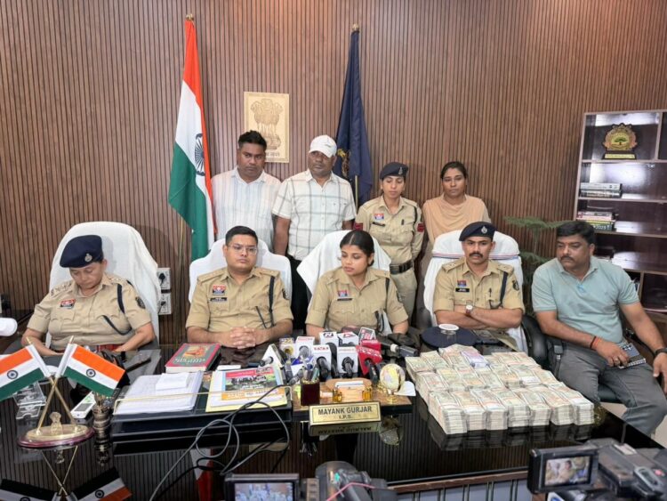 योजना बनाकर कंपनी के 50 लाख रुपए लेकर भागने वाले आरोपी गिरफ्तार, नगद 49.50 लाख रुपए बरामद