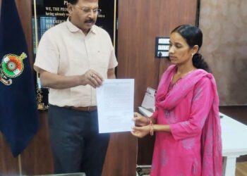 दिवंगत प्रधान आरक्षक की पत्नी को एसएसपी प्रशांत ठाकुर ने दी महिला आरक्षक के पद पर अनुकम्पा नियुक्ति