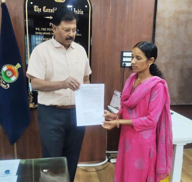 दिवंगत प्रधान आरक्षक की पत्नी को एसएसपी प्रशांत ठाकुर ने दी महिला आरक्षक के पद पर अनुकम्पा नियुक्ति