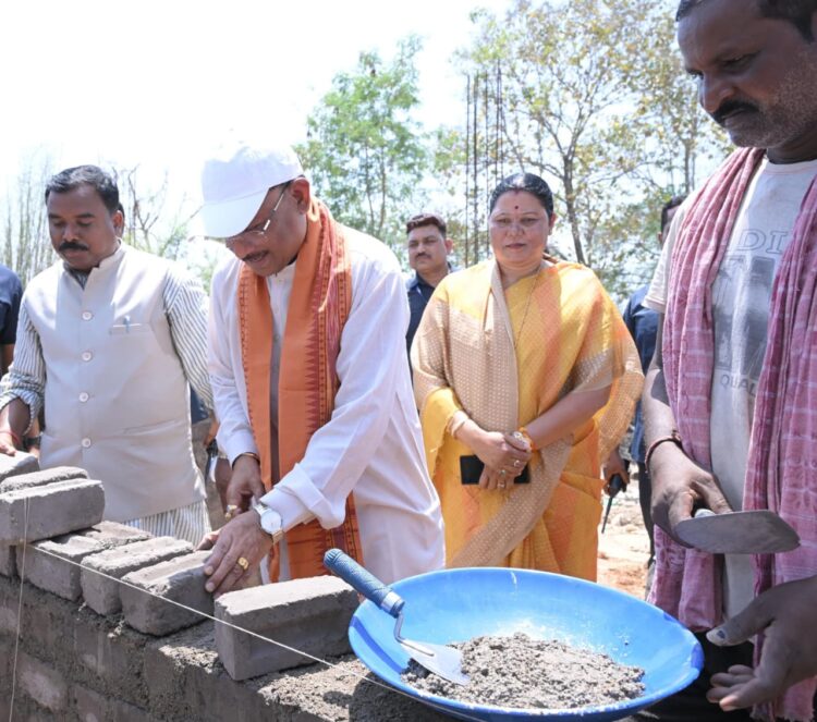 मुख्यमंत्री विष्णुदेव साय ने ईंट जोड़कर किया श्रमदान, पीएम आवास निर्माण का किया औचक अवलोकन
