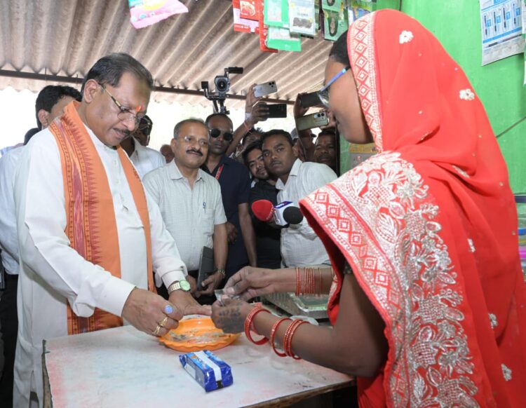 मुख्यमंत्री विष्णुदेव साय पहुंचे ‘लखपति दीदी’ सुमिला की किराना दुकान, लौंग-इलायची से हुआ आत्मीय स्वागत