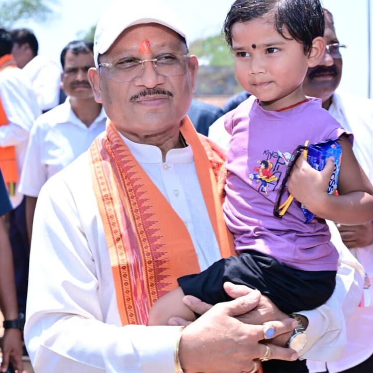 गोद में उठाया, चश्मा पहनाया…भैंसामुड़ा में दिखा मुख्यमंत्री विष्णुदेव साय का आत्मीय रूप