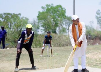 जब मुख्यमंत्री विष्णुदेव साय उतरे मैदान में: सुशासन तिहार में बच्चों संग खेला क्रिकेट, बढ़ाया हौसला