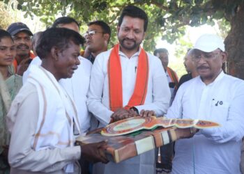 सुशासन तिहार: मुख्यमंत्री विष्णु देव साय ने पीएम जनमन के हितग्राही को सौंपी खुशियों की चाबी