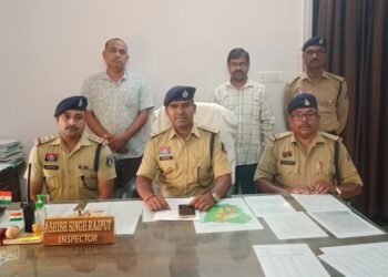 फर्जी नियुक्ति आदेश जारी कर 34 लोगो से 1.5 करोड़ रूपये की ठगी करने वाले शिक्षक और कलर्क गिरफ्तार