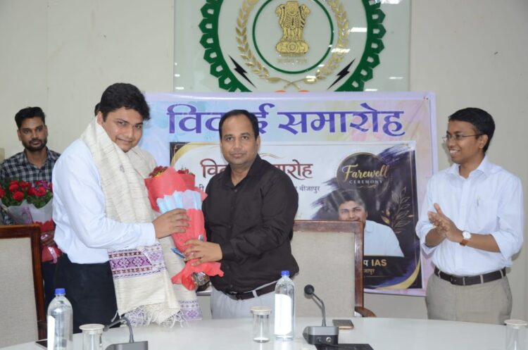 गुढियारी आगजनी के समय विश्वदीप द्वारा किए राहत कार्य सराहनीय, राजधानी की जनता रखेगी याद- कलेक्टर डॉ. गौरव सिंह