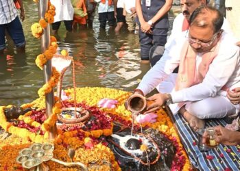 जलेश्वर महादेव धाम में मुख्यमंत्री विष्णुदेव साय ने किया जलाभिषेक, प्रदेश की सुख-समृद्धि की कामना की
