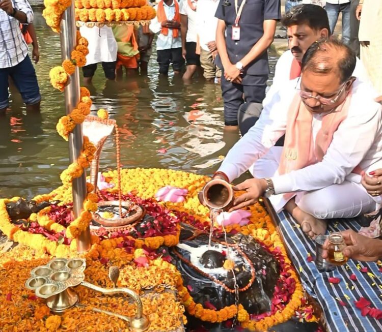 जलेश्वर महादेव धाम में मुख्यमंत्री विष्णुदेव साय ने किया जलाभिषेक, प्रदेश की सुख-समृद्धि की कामना की