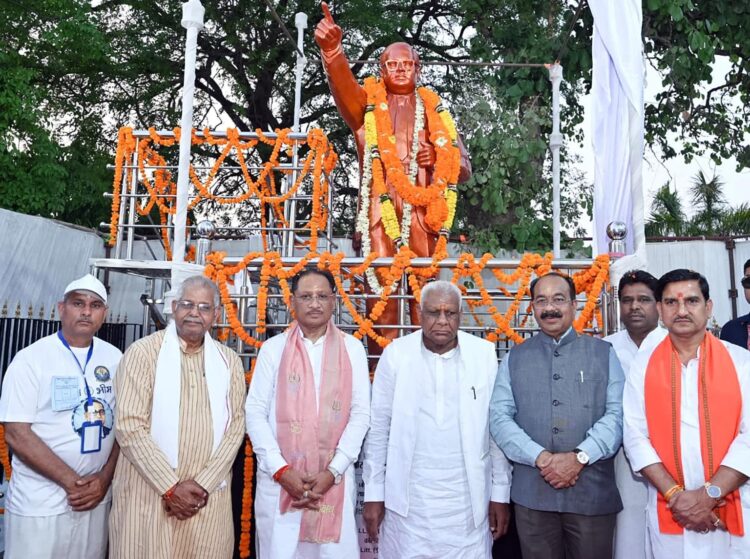 मुख्यमंत्री विष्णु देव साय ने किया मुंगेली नगर के चौक-चौराहों में स्थापित प्रतिमाओं का अनावरण