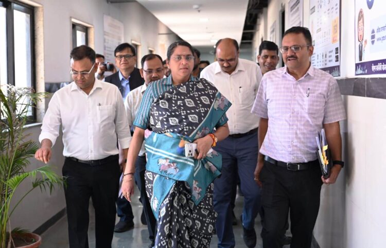 नगरीय प्रशासन विभाग की नई सचिव शंगीता आर. पहुंची इंद्रावती भवन, अधिकारियों से वन-टू-वन चर्चा कर योजनाओं की प्रगति की जानकारी ली